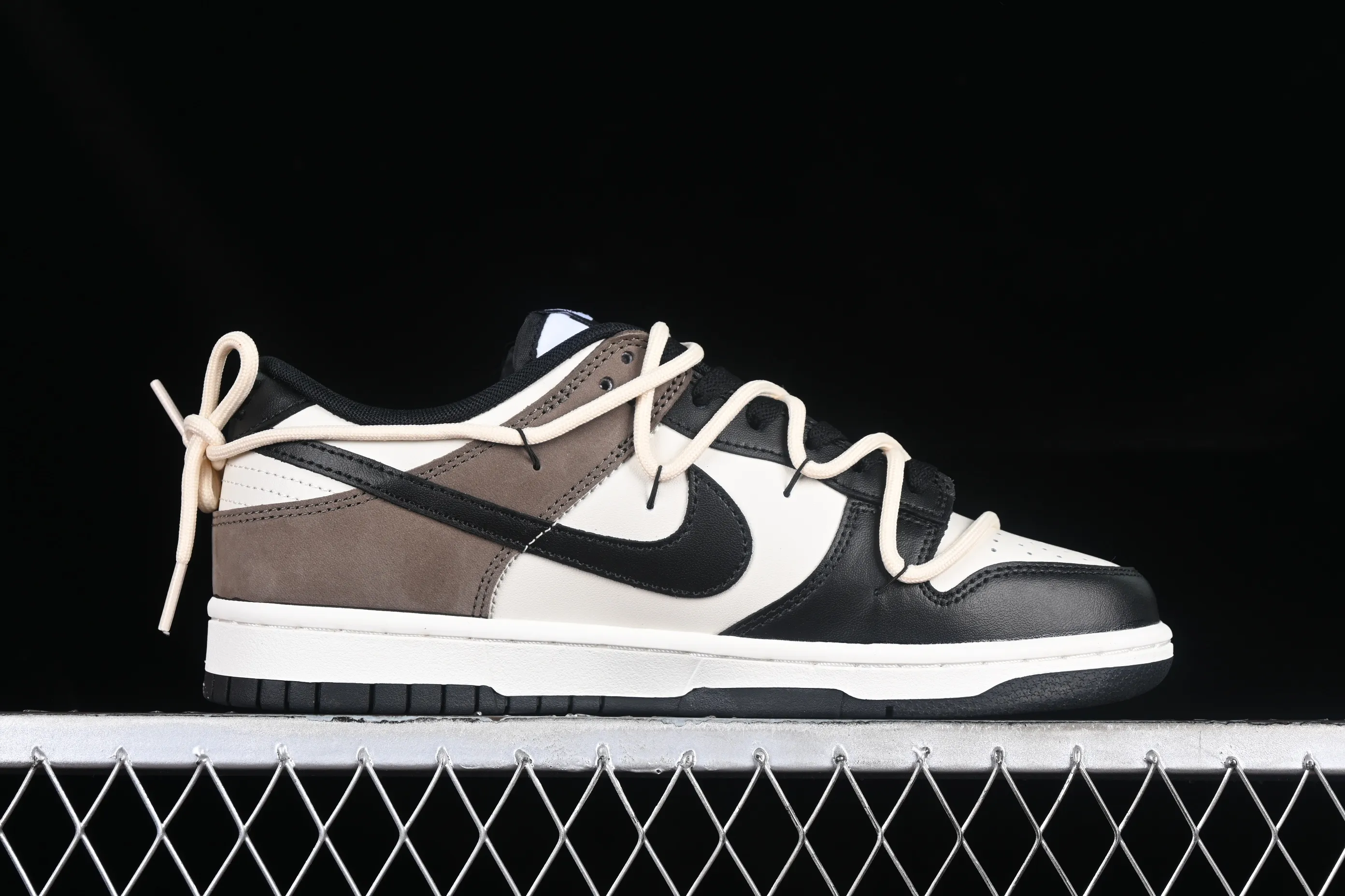 All Categories Nk SB Dunk Series Nk SB Dunk Low Low-top Sneakers Nk Dunk Low Retro "Black" Tricky Doll Time and Space Dust Minimalist Retro Black Brown SB Strap Low-top Casual Sneakers DD1391-100